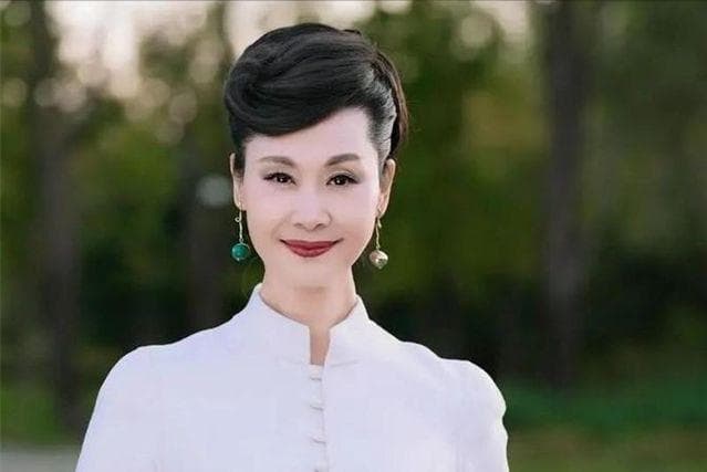 于文华：再婚嫁未婚小伙，20多年没有生下孩子，如今的她幸福吗？