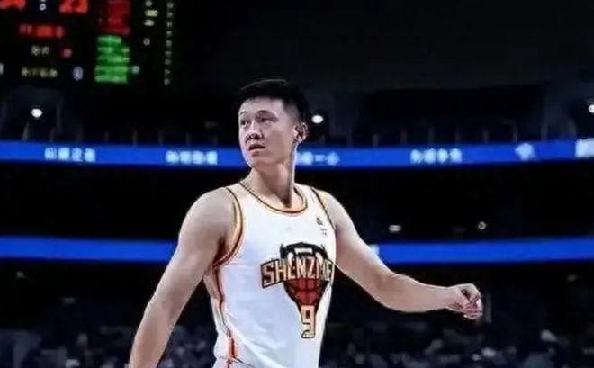最新消息！深圳队主教练周鹏下课，他继续当球员打球，郑永刚上任
