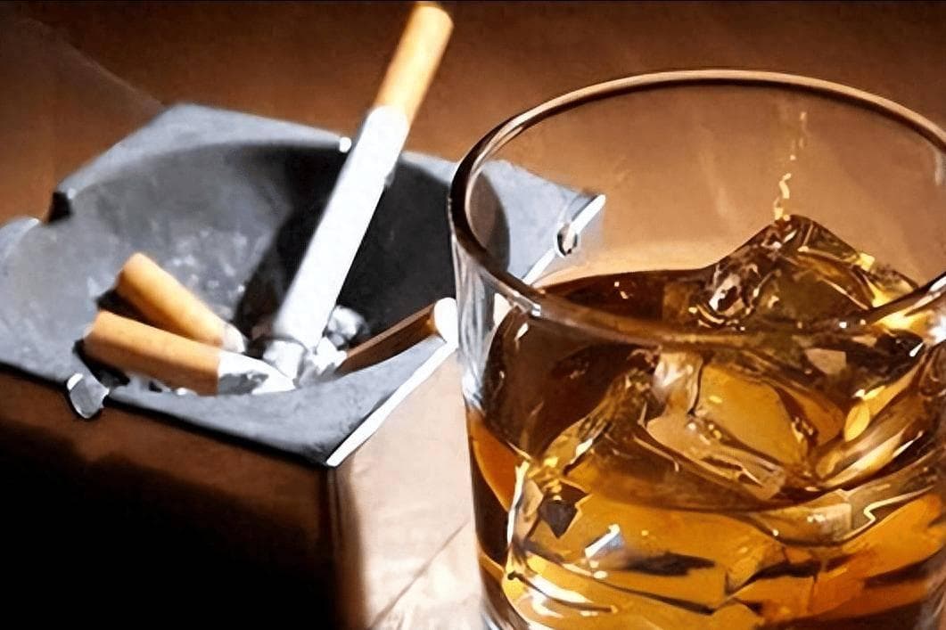 “戒烟酒”是错的？老人戒烟酒后，血压就很容易失控？医生告诉你