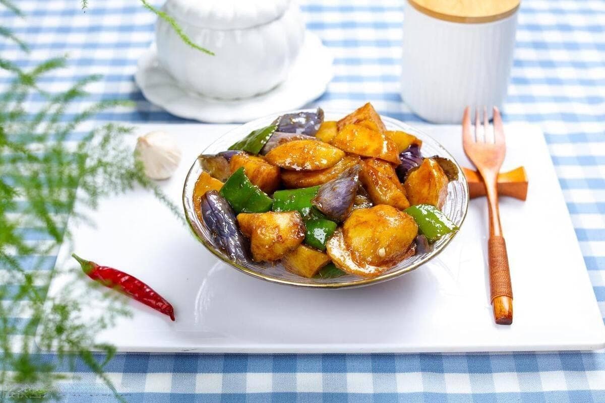 “地三鲜”到底是什么？茄子、青椒和土豆才是正统搭配