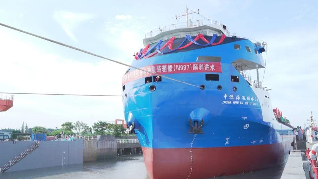 走近大国重器 | 探访我国最大江海直达纯电动力集装箱船