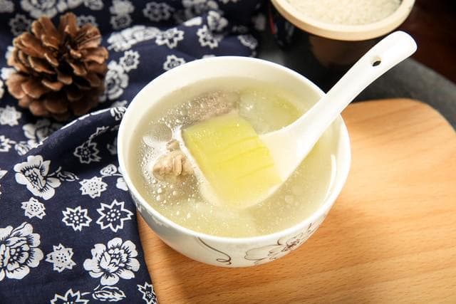 揭秘煮肉浮沫：到底是脏东西还是营养精华？该撇去吗？很多人做错