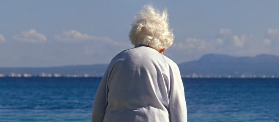 饮用牛奶反而会增加钙的流失而导致骨质疏松吗？
