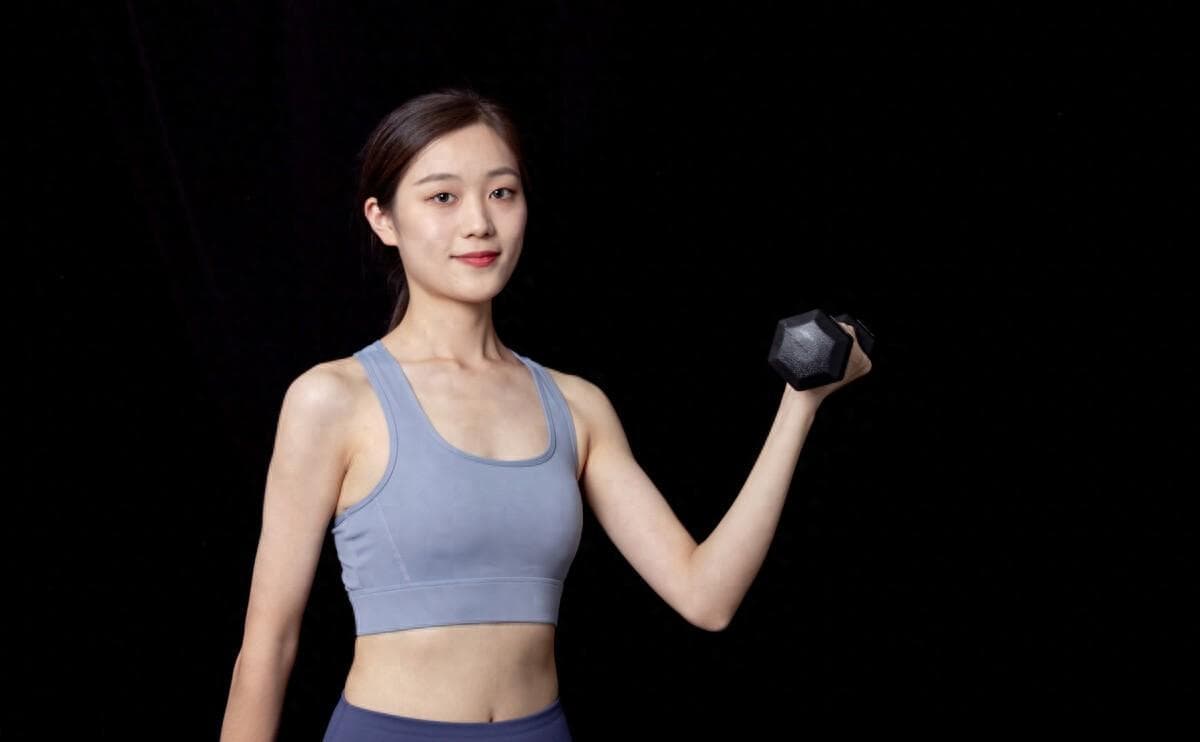 女士为什么要练肩？4个动作打造一字肩，修饰身材，塑造年轻体态