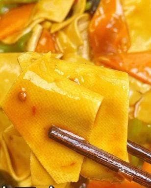 青椒炒豆皮：家常小炒，滋味非凡