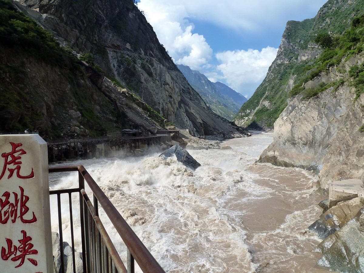 虎跳峡：壮丽峡谷，探秘自然与文化的奇幻之旅