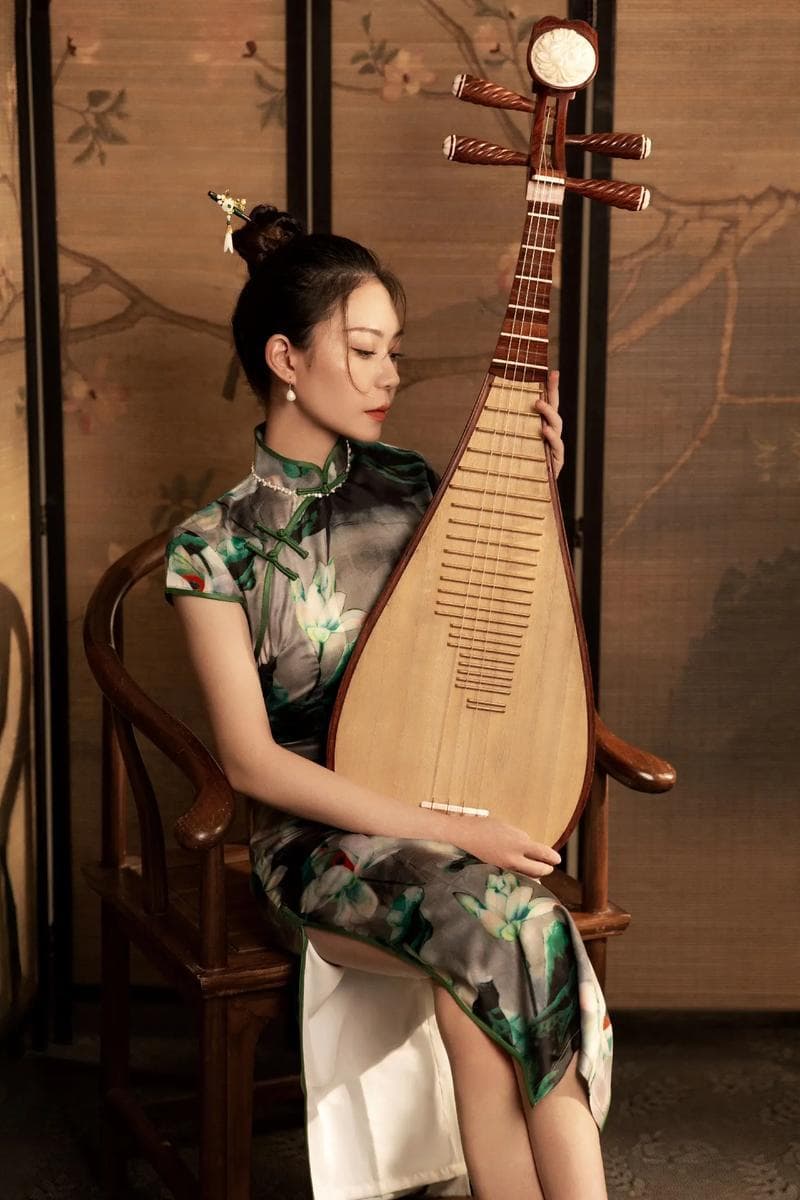 琵琶指法中的轮指与滚指有什么区别？一个弹拨如何模拟万马奔腾？