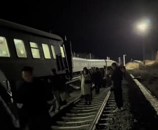 K7034次火车脱轨，事发路段刚完成升级改造，所在北黑铁路去年曾发生过脱轨事故