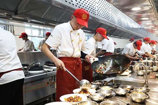 厨师颠锅技巧详解：从基本功到实战应用