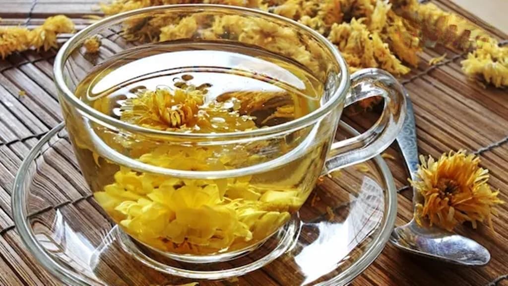 菊花茶的功效与禁忌：降血压、防癌、缓解喉咙痛，但这些人不宜饮用
