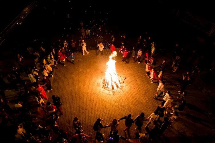 怎么形容篝火晚会：氛围、景色、感受，一篇深度解析!