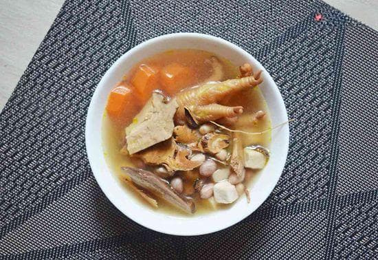 春天祛湿汤：五指毛桃云苓白术鸡脚汤，补血健脾祛湿