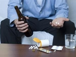 服用瑞舒伐他汀钙期间能否饮酒？医生提醒：这几点需注意