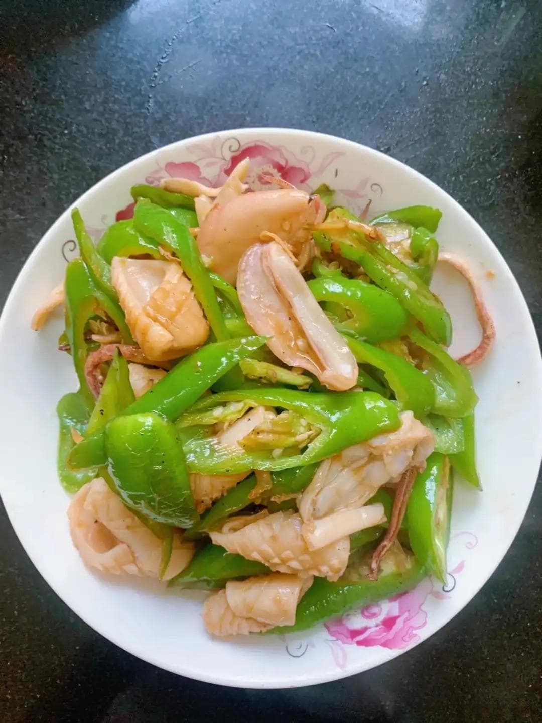 辣椒炒干鱿鱼：鲜香麻辣的舌尖诱惑