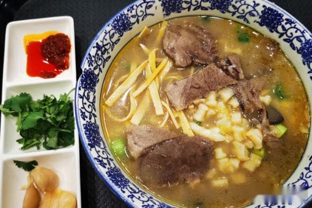 郑州美食特产：从水煎包到鸡心枣，探寻地道中原味道
