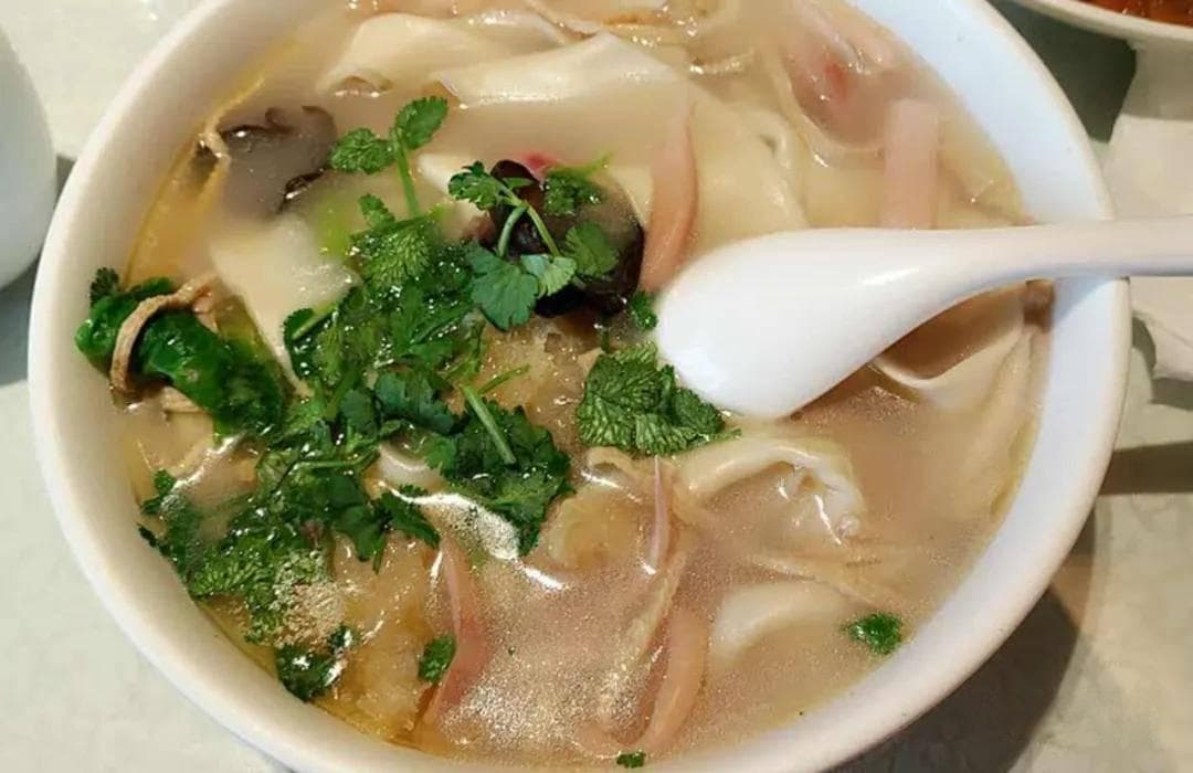 郑州味道：萧记烩面与穆彦华胡辣汤的美食传奇