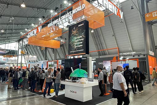 搭建石油展会展台时，如何确保施工过程中的安全