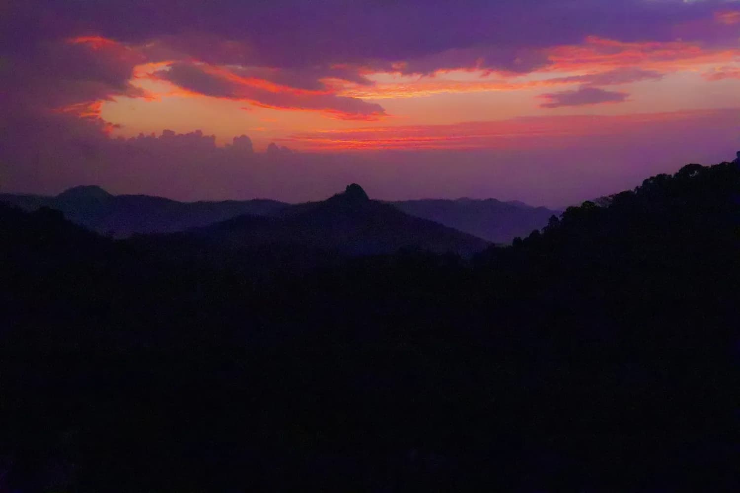梧州火山夕焰：夕阳下的千年传说
