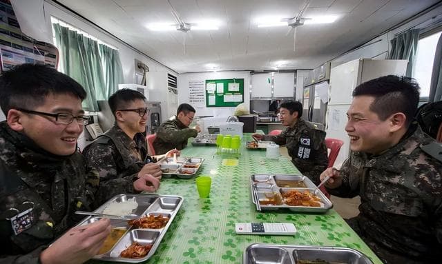 韩军士兵餐标将冻结三年，节假日特餐预算被取消