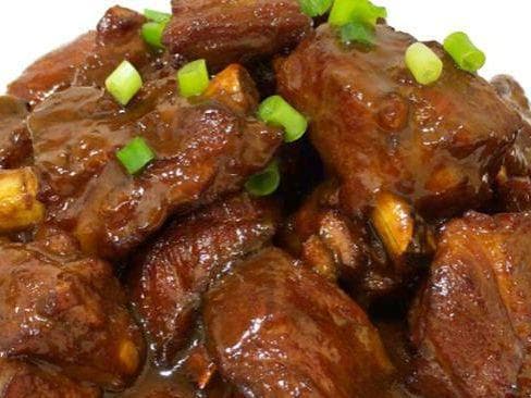 红烧排骨制作全攻略：从选材到出锅的完美呈现