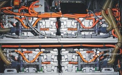 成本、技术、制造“关山难越”？　固态电池打响“上车”冲刺战