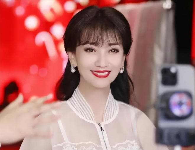 赵雅芝的骄傲：三个儿子都是学霸，今大儿子47岁，小儿子进娱乐圈