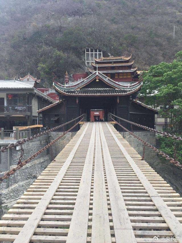 康熙年间修建泸定桥时只用一年多便完工，每隔三五年进行一次修缮