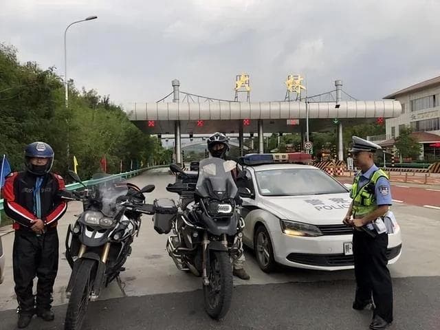 摩托车在高速公路上行驶到底安不安全？