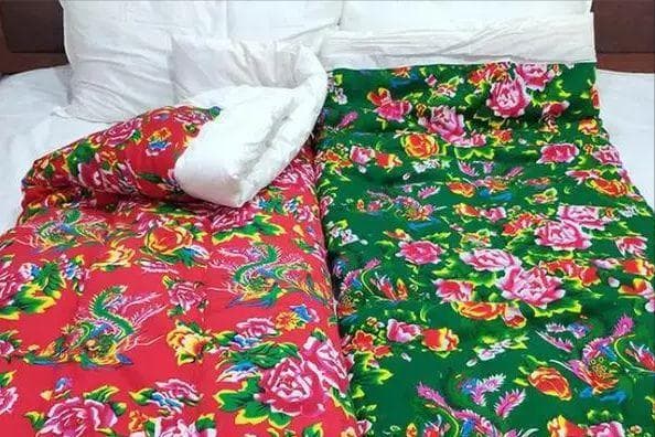 上头了！“东北大花袄” 席卷欧洲，东方传统元素被外国品牌模仿