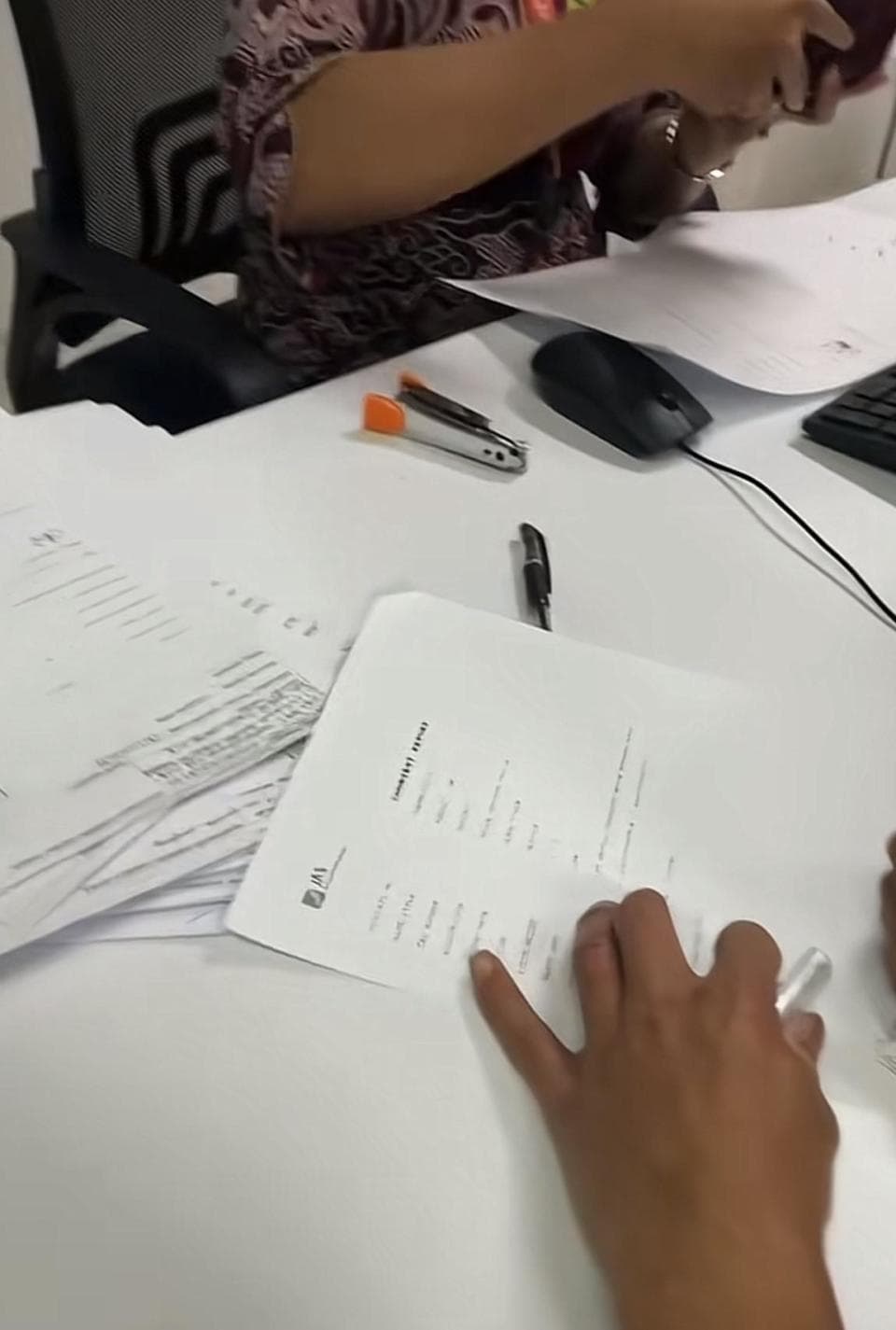 翎亚航空广州起飞航班百余人行李滞留！代理航司称系载量不够