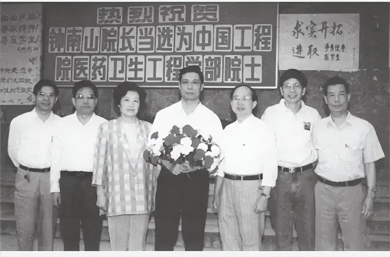 88岁钟南山回应病重传闻，从万人敬仰到舆论漩涡，真相究竟如何？