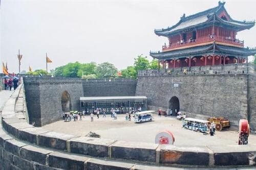 中外游客理想的观光胜境——荆州古城关羽祠，内有近5米高的关羽像