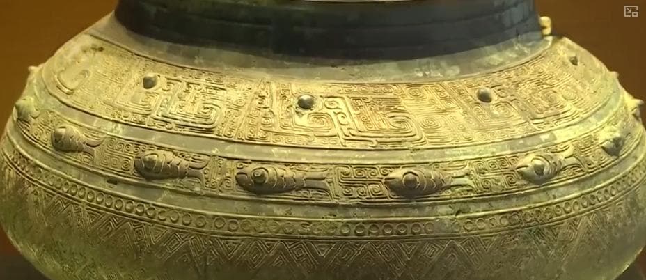 三星堆遗址新发现：首次展出青铜瓿，古城或存玉石器作坊