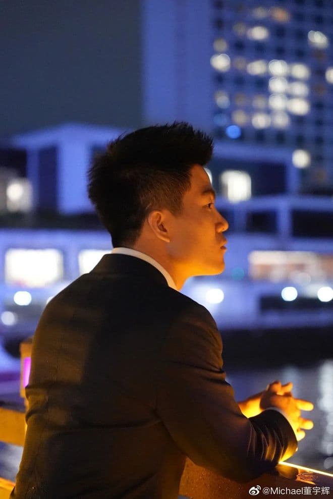 董宇辉站在人生十字路口：从教师到主播的蜕变之路