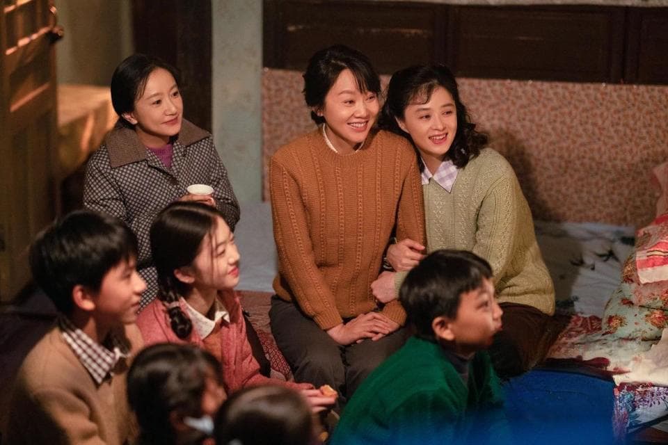 《小巷人家》：细节里的喜感，让物资匮乏的生活流出蜜来
