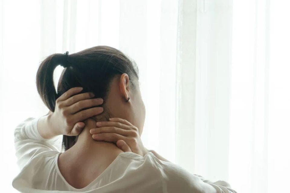 肩颈疼痛如何自我神经牵引？