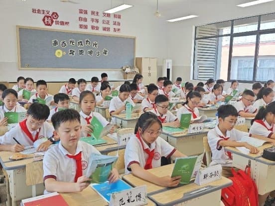 点亮“开学第一课” 垃圾分类做在先