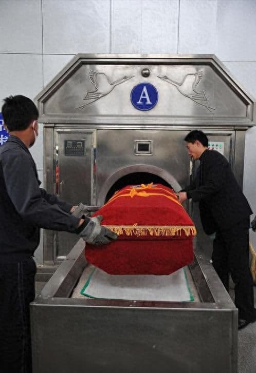 遗体火化后，殡仪馆只给家属一半骨灰吗？会不会混进去他人骨灰？