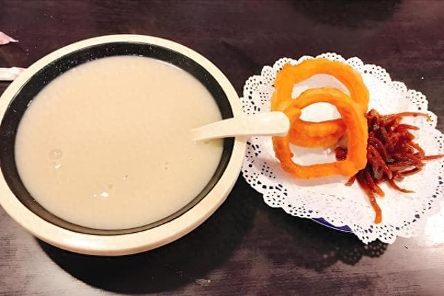 北京公认的18道代表性早餐！1.豆汁儿配焦圈—代表地：北京
