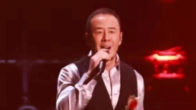 杨坤以独特的演绎风格唱《离别开出花》受到网友热捧