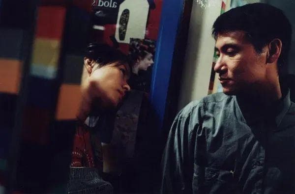 香港风情电影《男人四十》：中年困境与情感纠葛的深度剖析