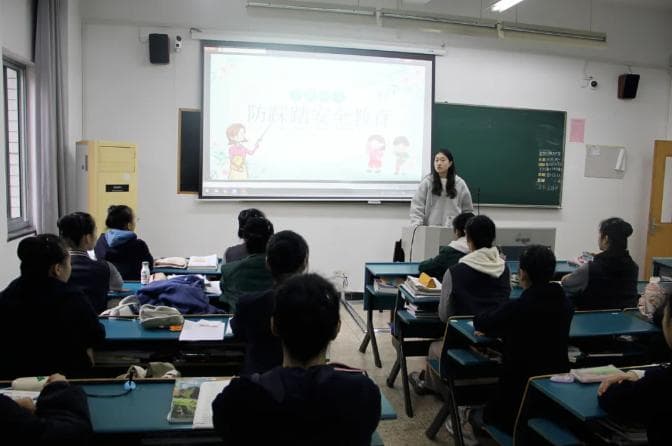 某校开展消防演习：从预防教育到实战演练，全方位提升学生安全意识