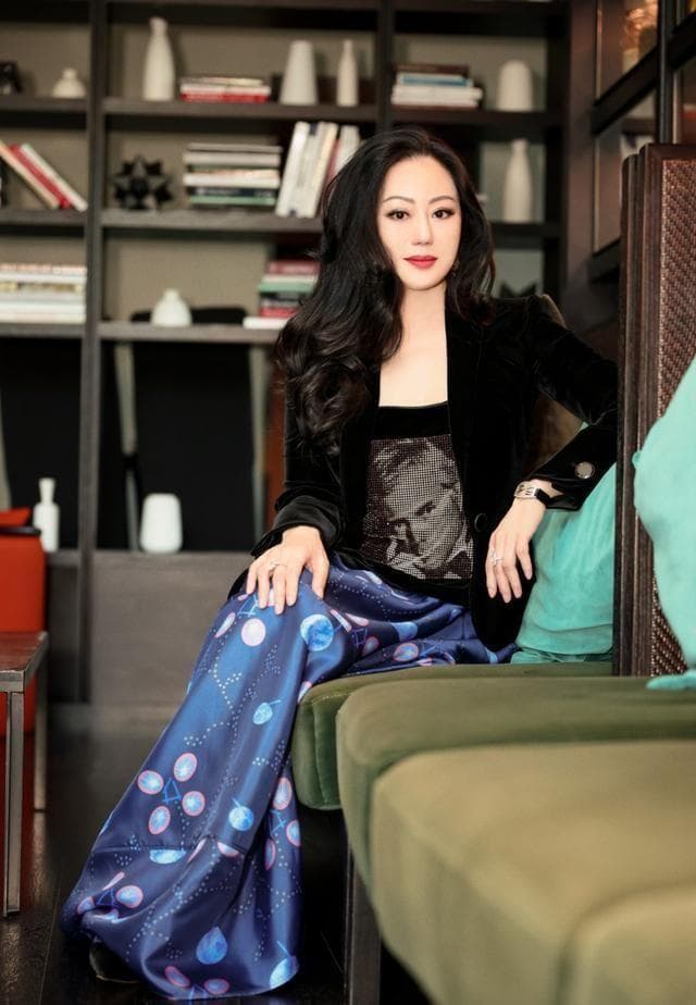 从名媛到独立：章小蕙诠释亦舒笔下的黄玫瑰
