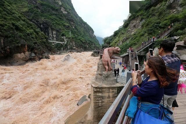 从虎跳峡到古城：丽江必吃的三道纳西特色美食