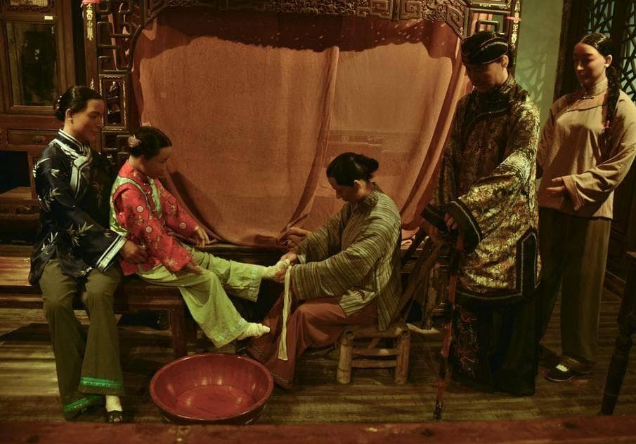 揭秘“三寸金莲”：中国古代女性缠足陋习的历史与影响