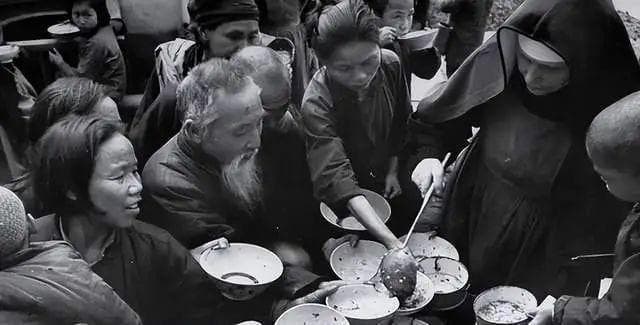 客观分析，三年饥荒的主要形成原因是什么？