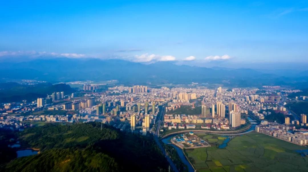 临武：“锂”直气壮绘新景 风驰电掣向未来