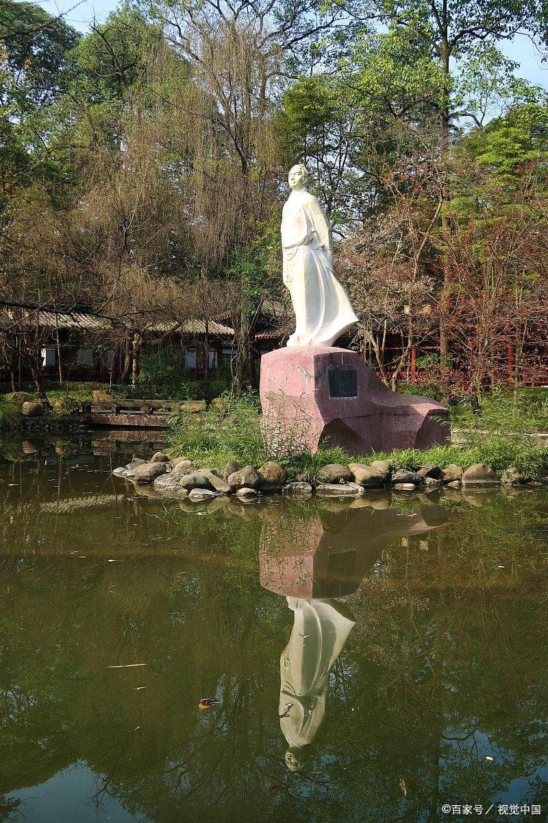 李白：诗仙的传奇人生与艺术成就