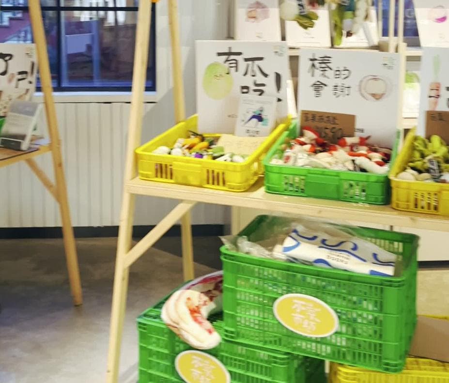 年轻人旅拍新潮流：带着玩偶去打卡