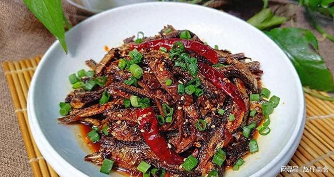 小鱼干怎么做好吃？试一试这种做法，香辣过瘾，连骨头都特别酥软